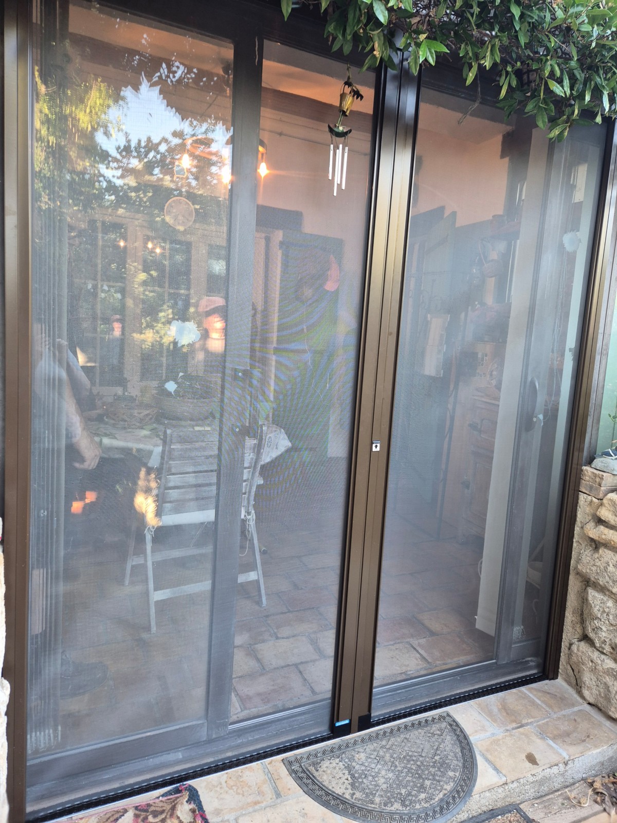 Fourniture et pose de moustiquaires sur mesure enroulables latéralement Rolldoor pour une maison à Mallemort