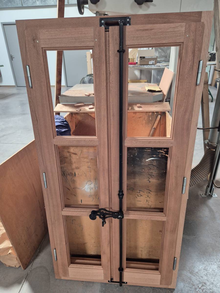 Fabrication fenêtre bois exotique rouge fermeture par espagnolette