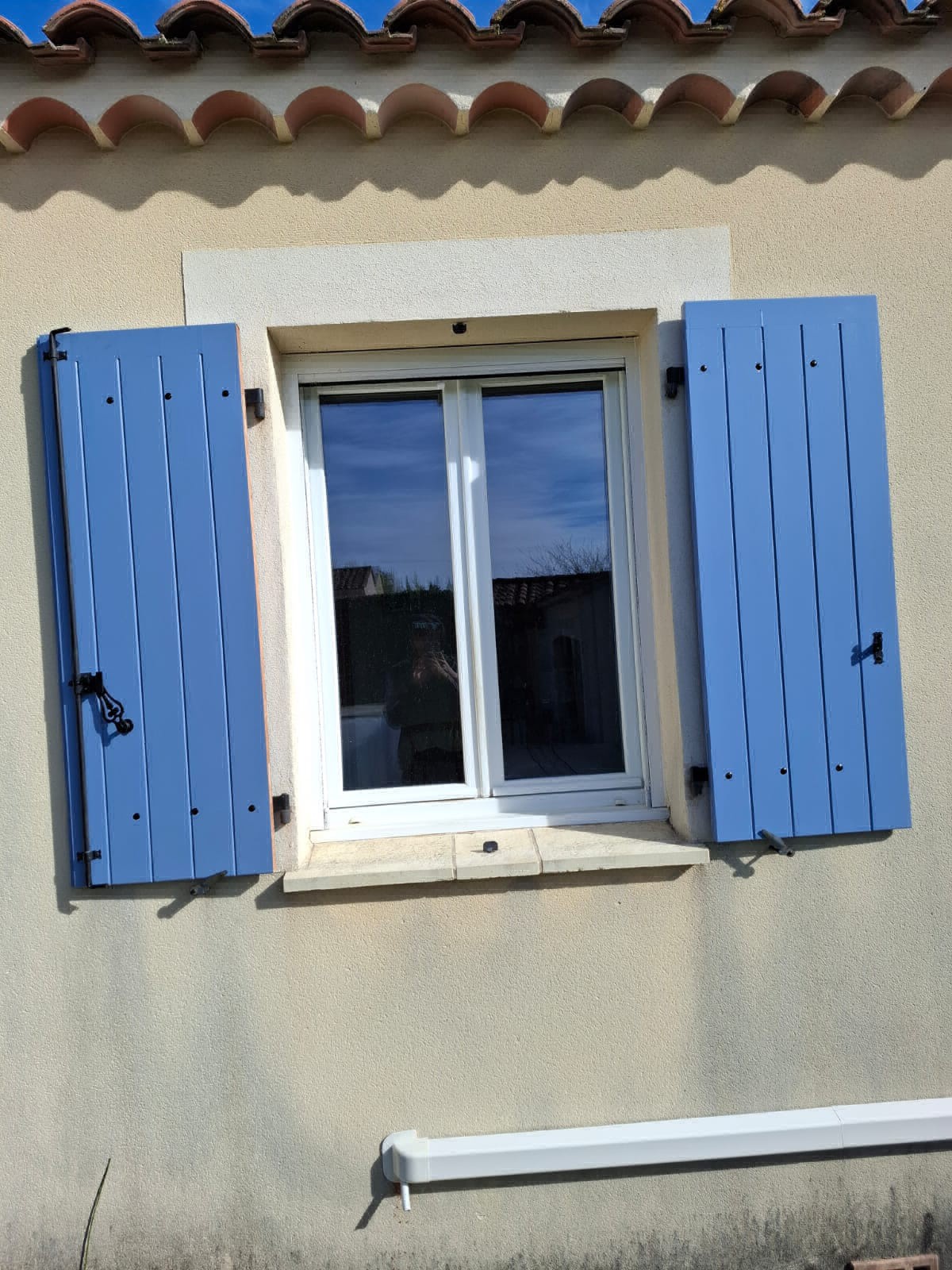 Fabrication et pose de volets battants en bois exotique sur mesure avec récupération des ferrures existantes, à Lauris dans le Vaucluse