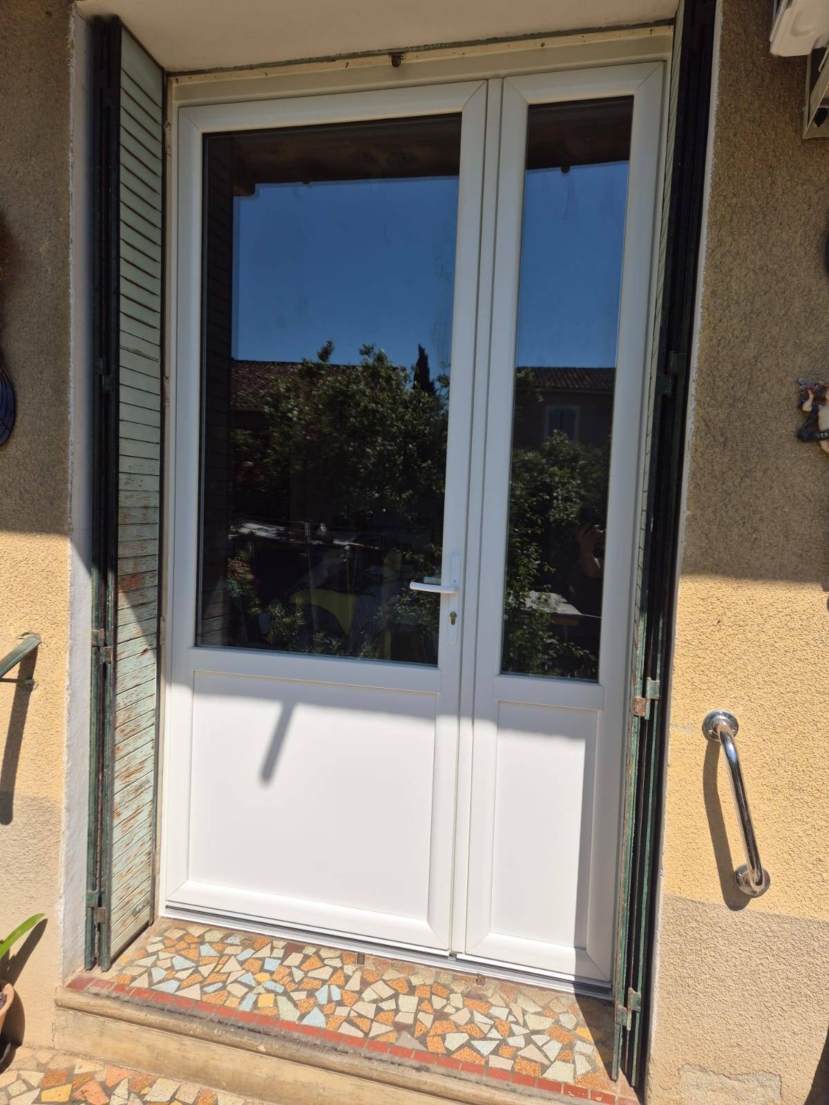 Pose d'une porte-fenêtre en PVC blanc, profilé REHAU, à Lauris dans le Vaucluse