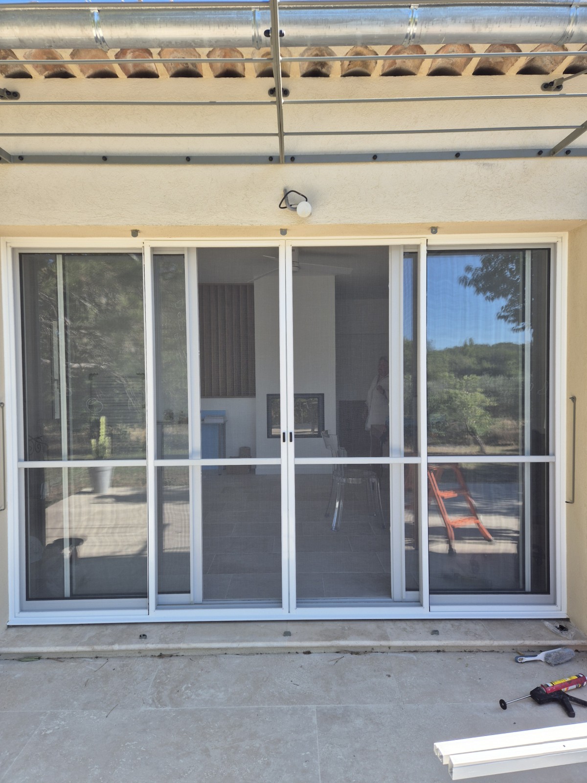 Installation de moustiquaires coulissantes et enroulables en aluminium couleur blanche pour une villa près de Merindol Lubéron