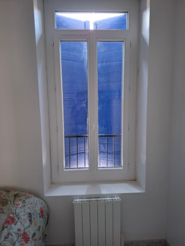 Fenêtre en PVC blanc avec imposte fixe