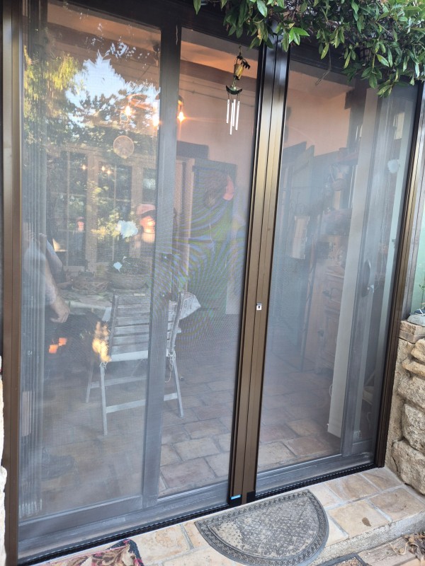 Fourniture et pose de moustiquaires sur mesure enroulables latéralement Rolldoor pour une maison à Mallemort