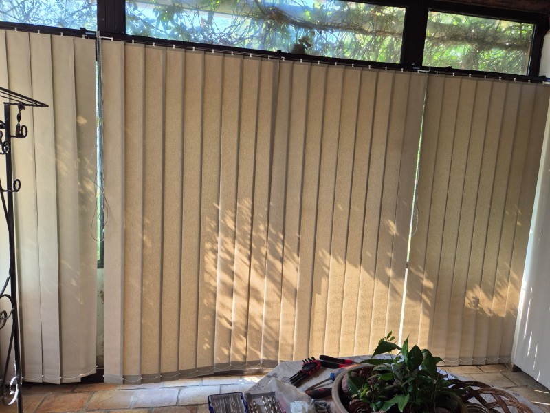 Pose de 4 stores californiens à bandes verticales pour une maison à Mallemort