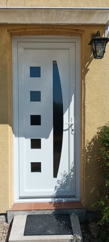 Vente, remplacement et installation d'une porte d'entrée en PVC blanc modèle Guatemala pour une villa à Lauris