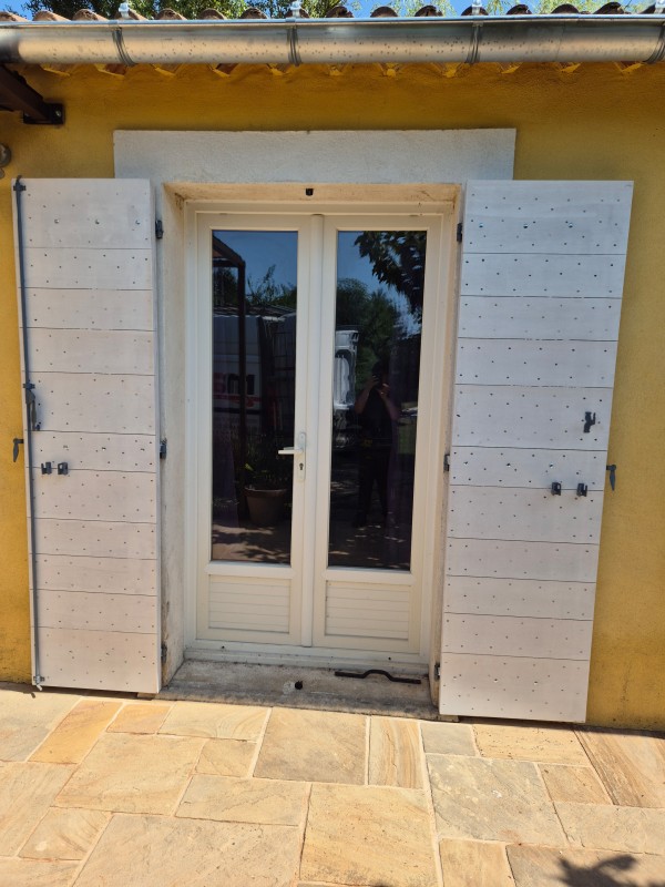 Fabrication et installation de volets doublés à pointes retournées en bois exotique rouge pour une villa à Lauris dans le Lubéron