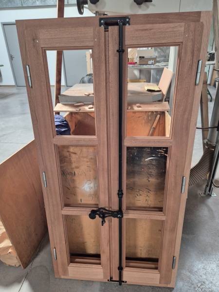 Fabrication fenêtre bois exotique rouge fermeture par espagnolette