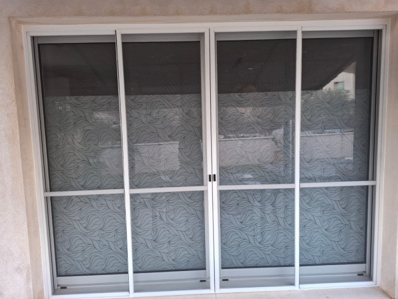 Fourniture et pose d'une moustiquaire coulissante sur mesure à Mérindol dans le Vaucluse, pour une maison individuelle