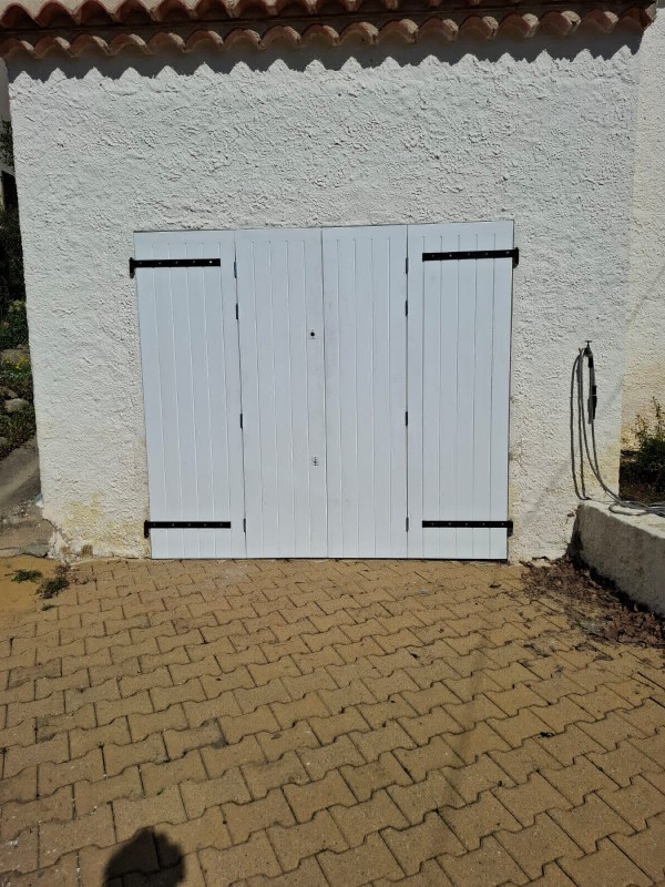 Fabrication et pose d'une porte de garage en bois exotique rouge sur mesure à Lamanon dans Les Bouches du Rhone