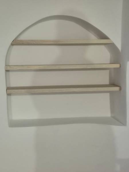 Etagères en frêne massif 30 mm dans alcôve