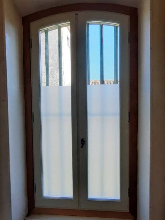 Fenêtre cintrée en bois exotique rouge avec double vitrage sablé posé en rénovation