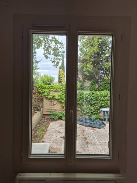 Fenêtre PVC beige deux vantaux