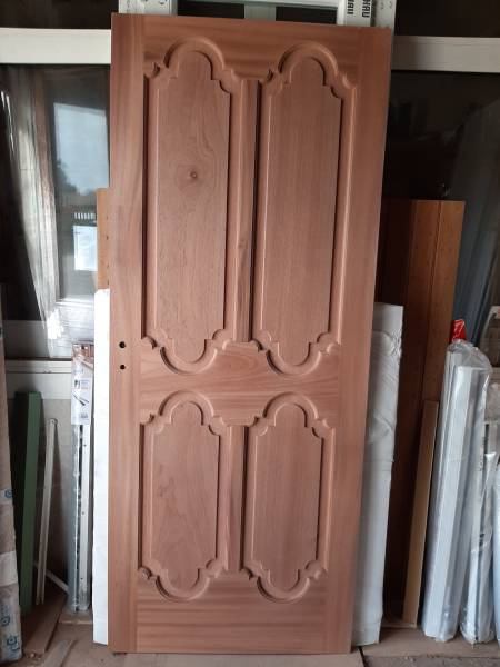 Fabrication et pose d'une porte intérieur en bois exotique rouge au modèle chez un client à Lauris dans le LUBERON