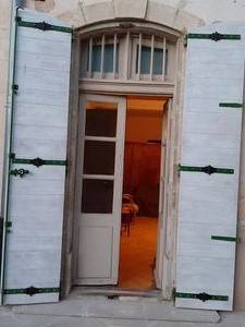 Fabrication et pose d'un volet doublé à pointes retournées en bois exotique rouge à Mérindol près de cavaillon