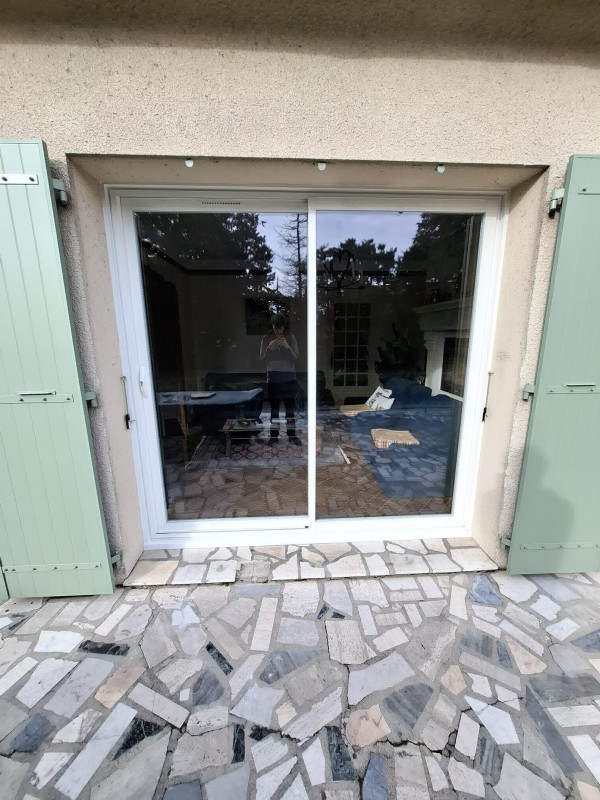 Coulissant deux vantaux en aluminium couleur blanc, profilé Installux, à Chateaurenard